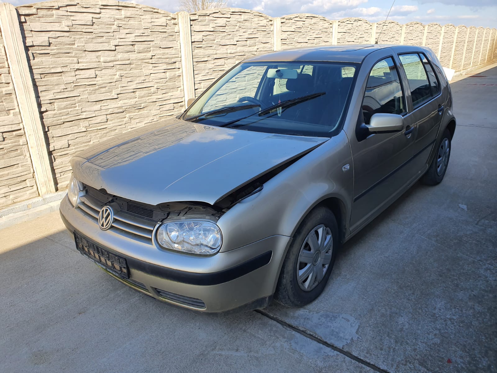 Dezmembram VW GOLF 4 1.6 benzina AUS an 2002.